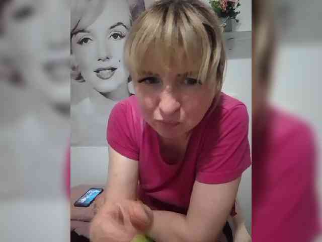 Lady_in_Red webcam
