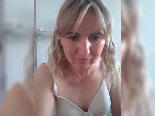 Lady_in_Red webcam