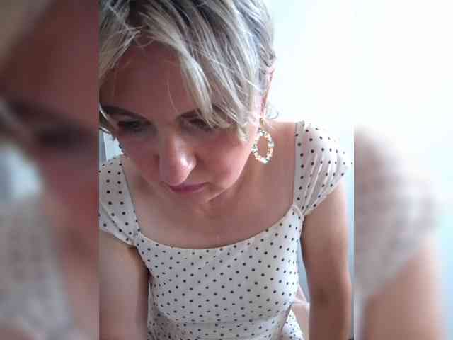Lady_in_Red webcam