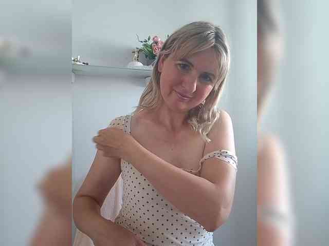 Lady_in_Red webcam