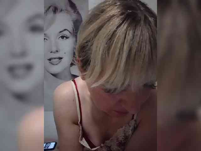 Lady_in_Red webcam