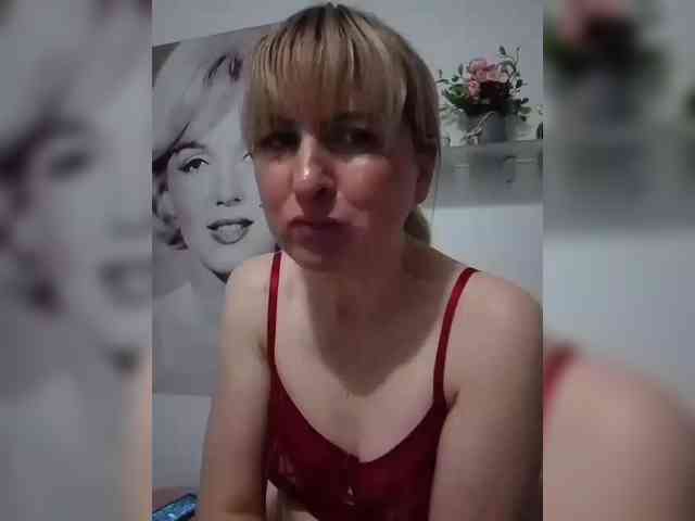 Lady_in_Red webcam