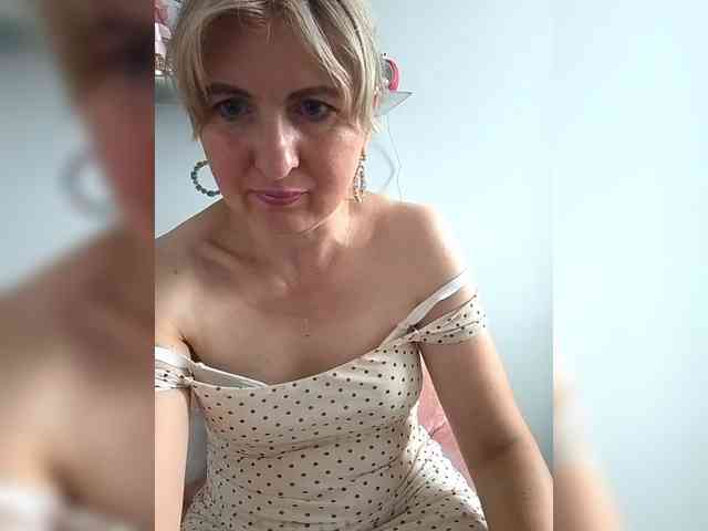 Lady_in_Red webcam