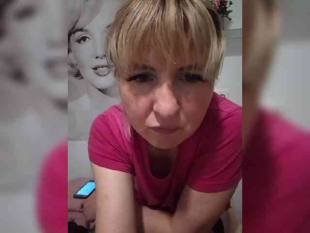 Lady_in_Red webcam