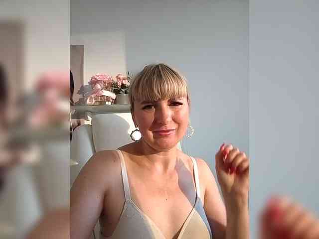 Lady_in_Red webcam