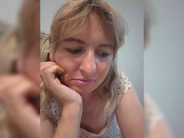 Lady_in_Red webcam