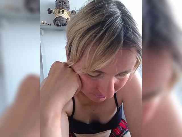 Lady_in_Red webcam