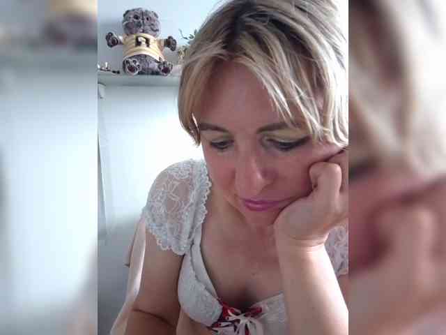 Lady_in_Red webcam