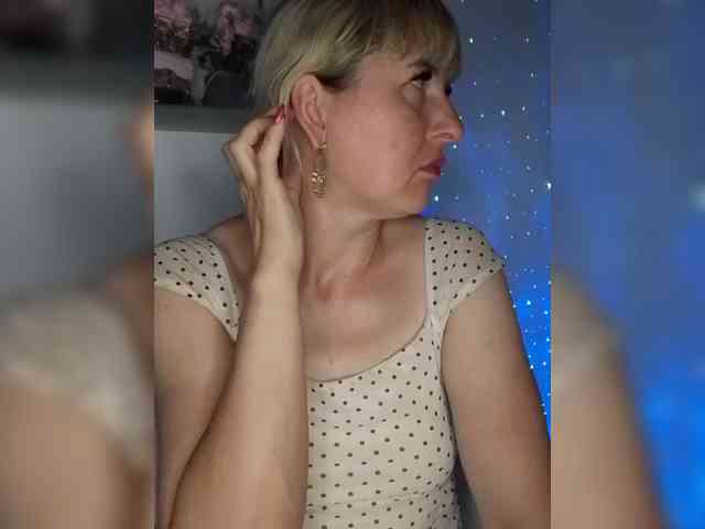 Lady_in_Red webcam