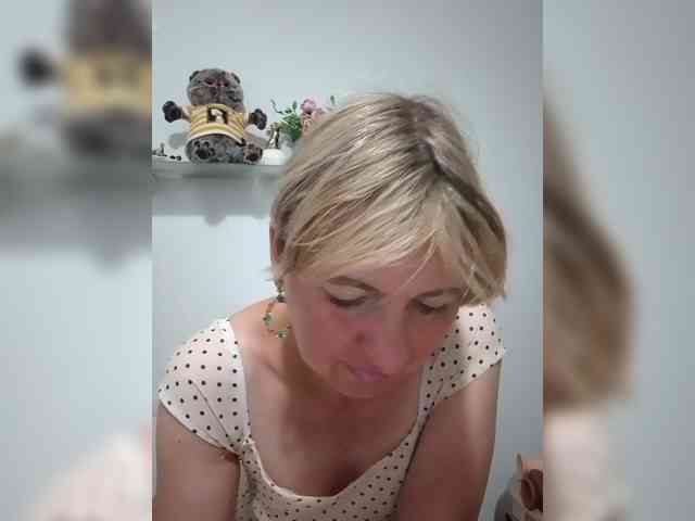 Lady_in_Red webcam
