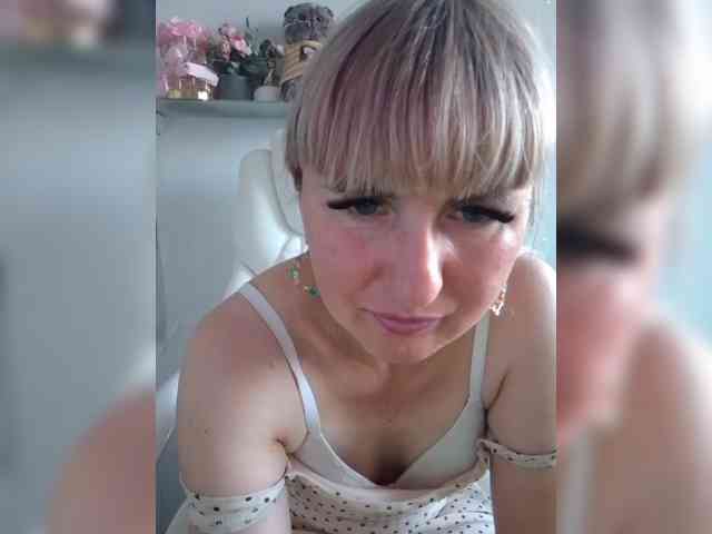 Lady_in_Red webcam