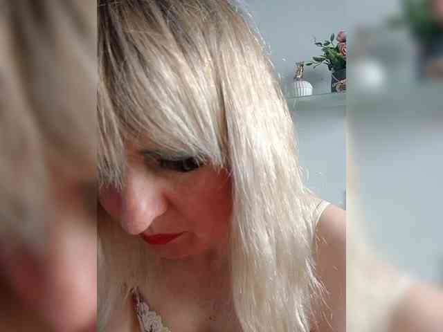 Lady_in_Red webcam