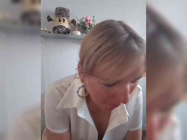 Lady_in_Red webcam