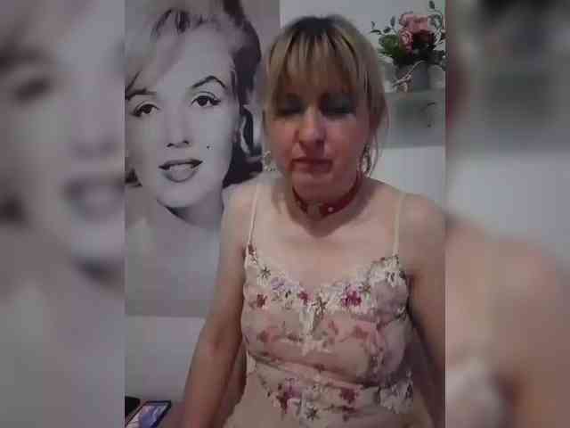Lady_in_Red webcam