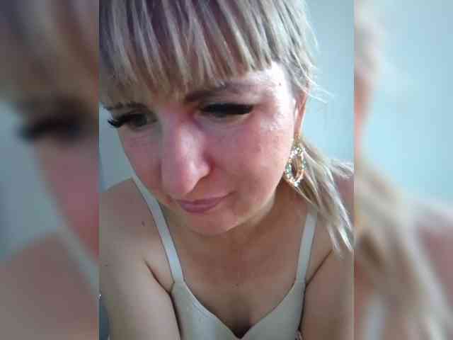 Lady_in_Red webcam