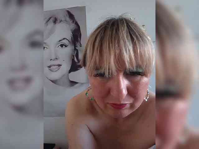 Lady_in_Red webcam