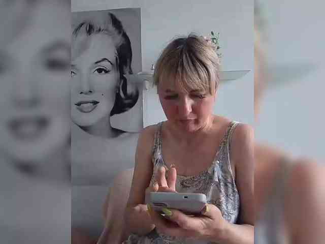 Lady_in_Red webcam