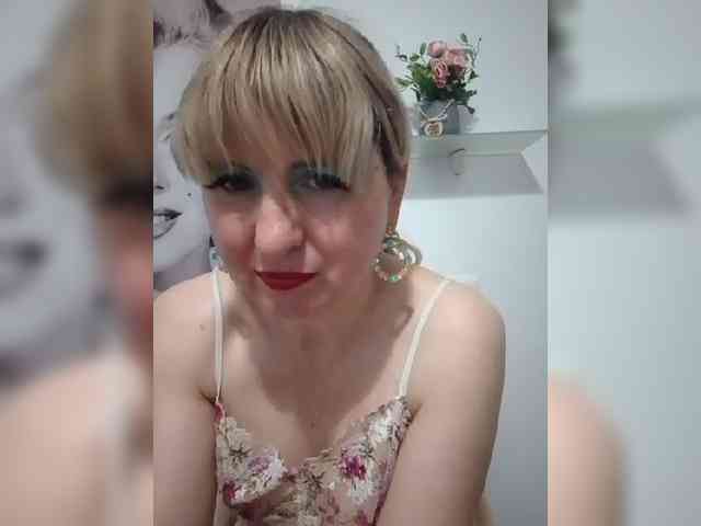Lady_in_Red webcam