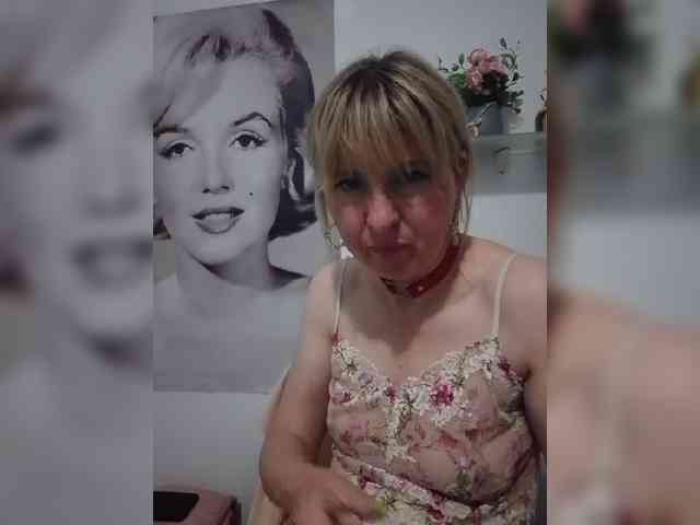 Lady_in_Red webcam