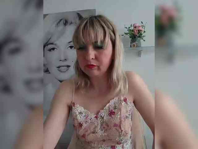Lady_in_Red webcam
