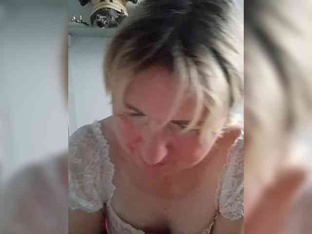 Lady_in_Red webcam
