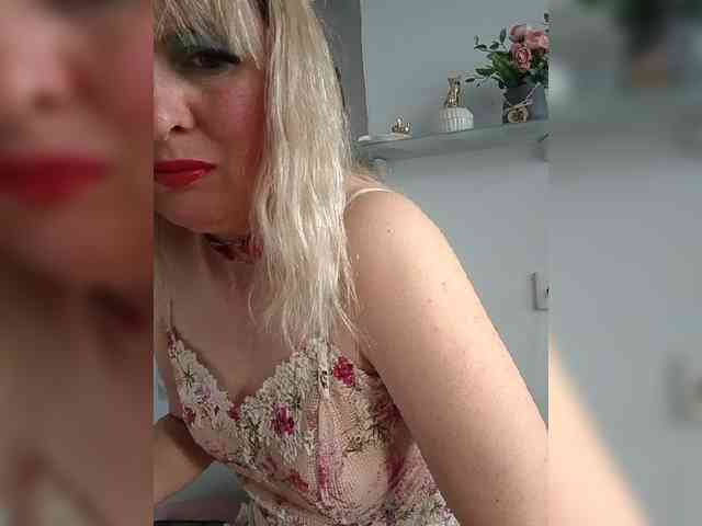 Lady_in_Red webcam