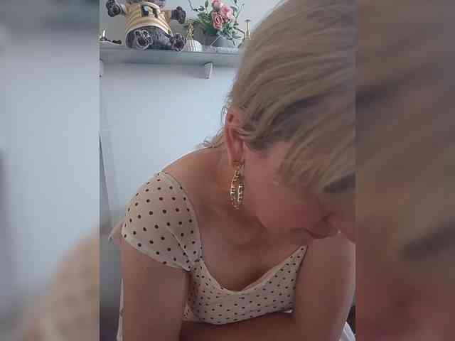 Lady_in_Red webcam