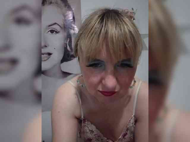 Lady_in_Red webcam