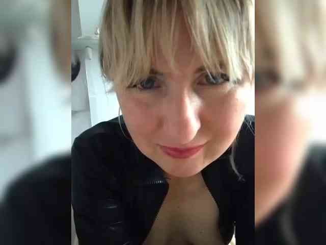 Lady_in_Red webcam