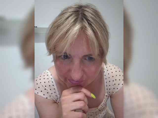 Lady_in_Red webcam