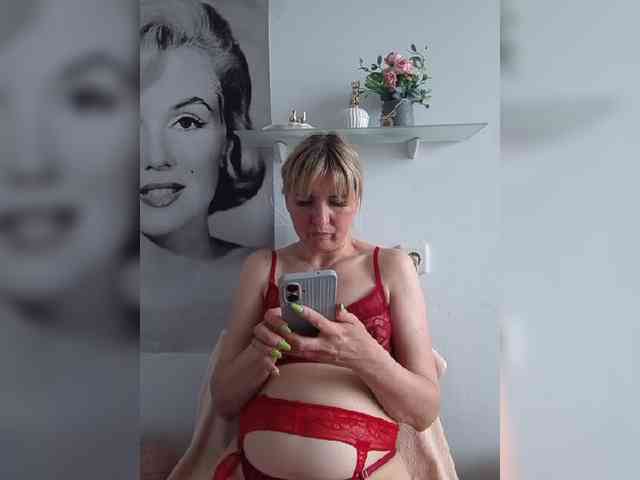 Lady_in_Red webcam