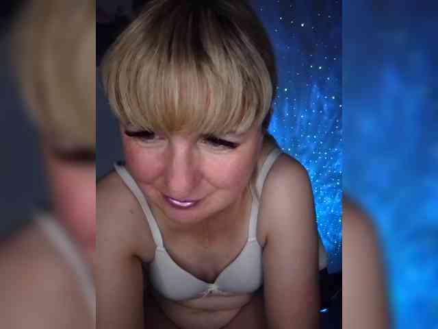 Lady_in_Red webcam