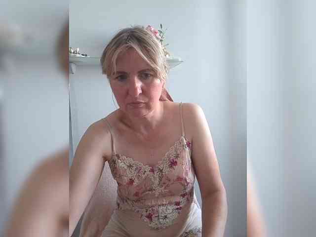 Lady_in_Red webcam