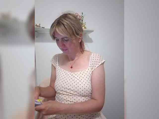 Lady_in_Red webcam