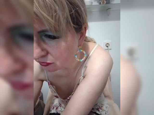 Lady_in_Red webcam