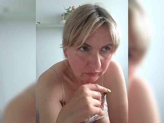 Lady_in_Red webcam