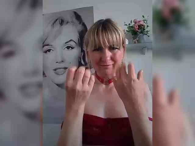 Lady_in_Red webcam