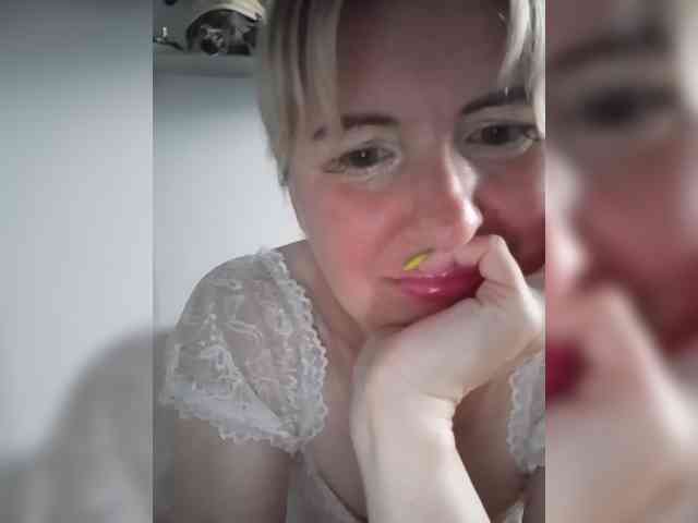 Lady_in_Red webcam