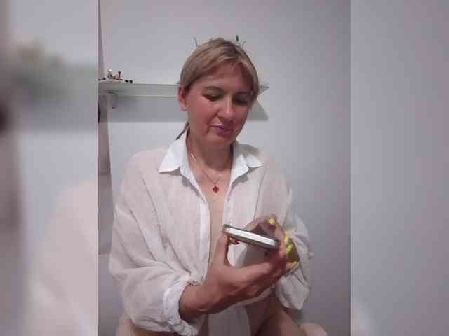 Lady_in_Red webcam