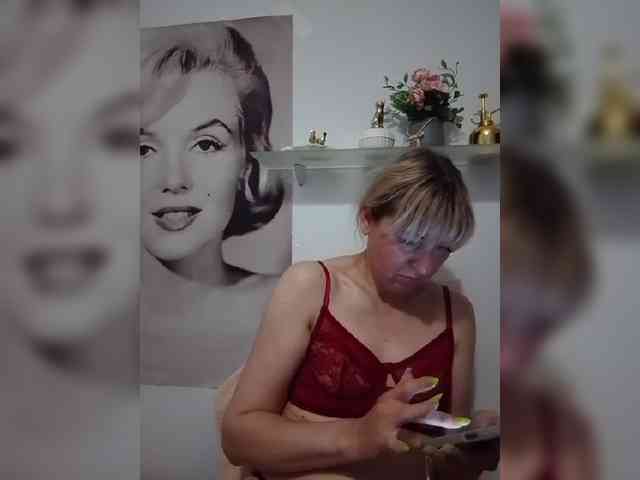 Lady_in_Red webcam