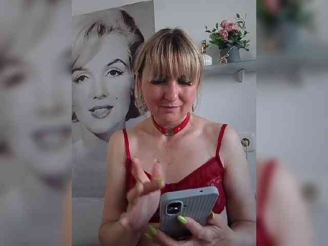 Lady_in_Red webcam