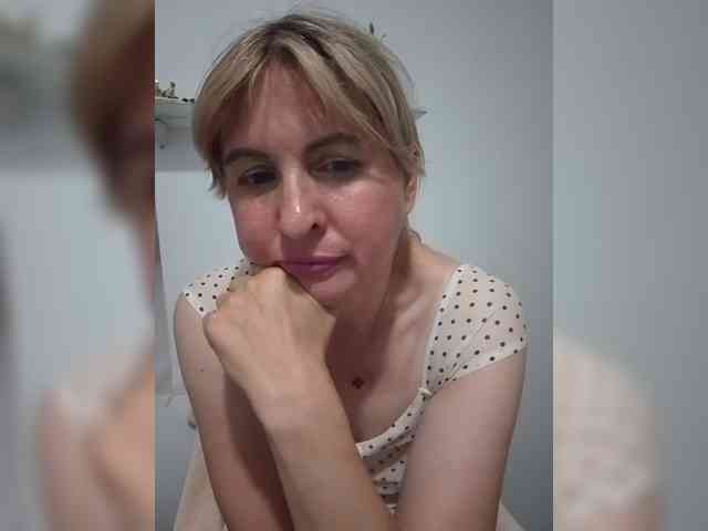 Lady_in_Red webcam