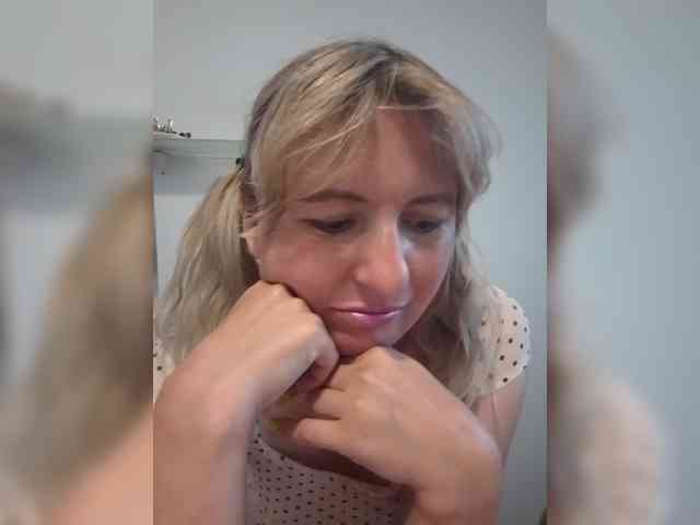 Lady_in_Red webcam