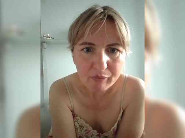 Lady_in_Red webcam