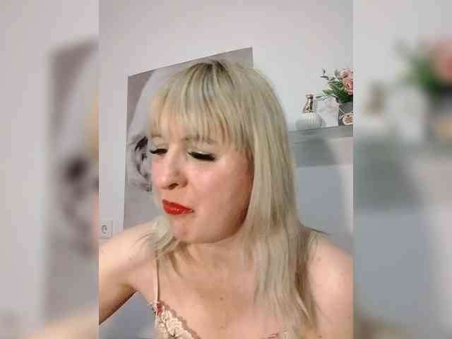 Lady_in_Red webcam