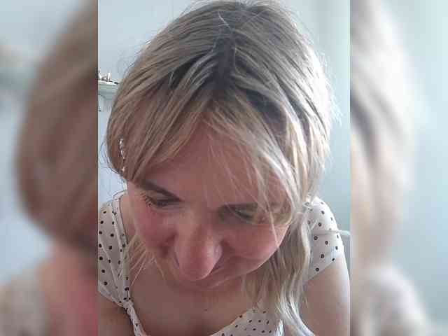 Lady_in_Red webcam