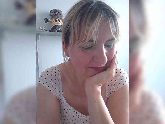 Lady_in_Red webcam