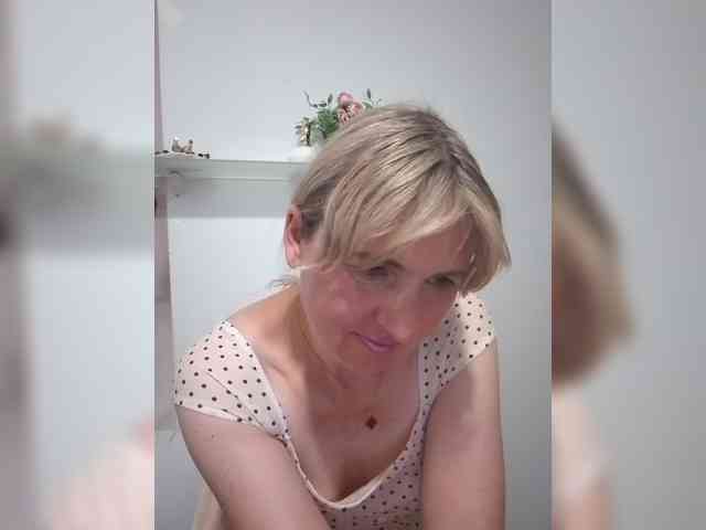 Lady_in_Red webcam