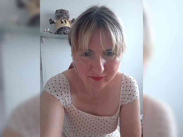 Lady_in_Red webcam
