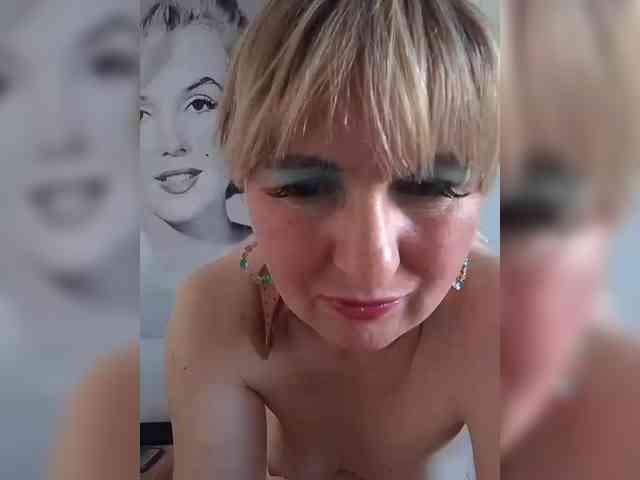 Lady_in_Red webcam